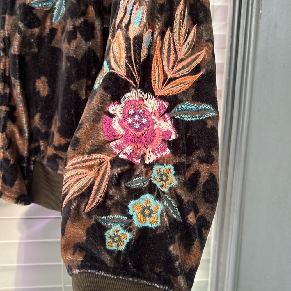 Johnny Was, leopard ,size large, velvet bomber jacket. - Picture 2 of 5